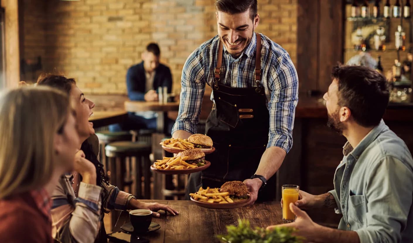 Franciză vs. locație proprie — ce alegeți când deschideți o afacere HoReCa